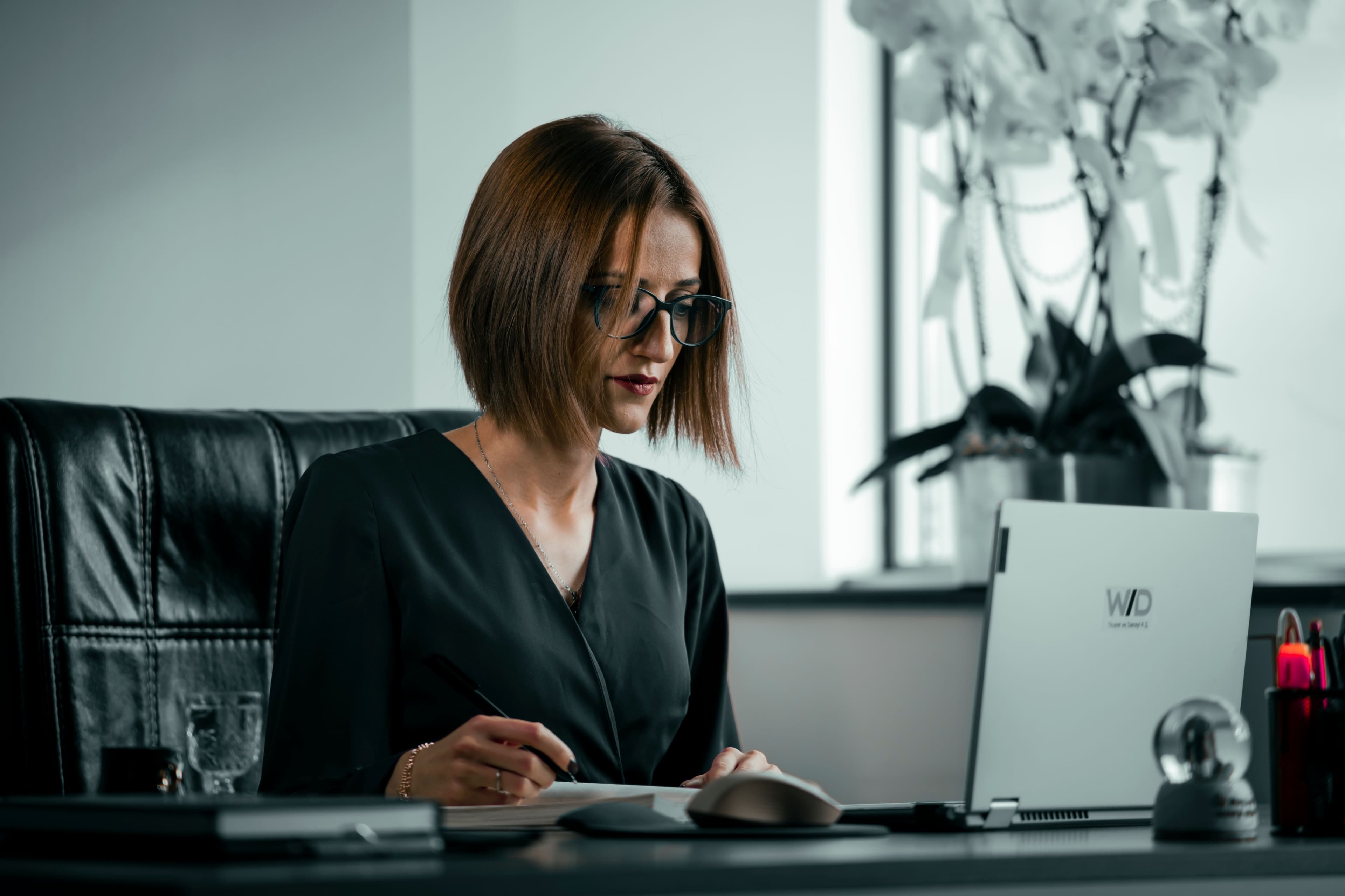 Secrétaire au bureau prenant des notes d'appel