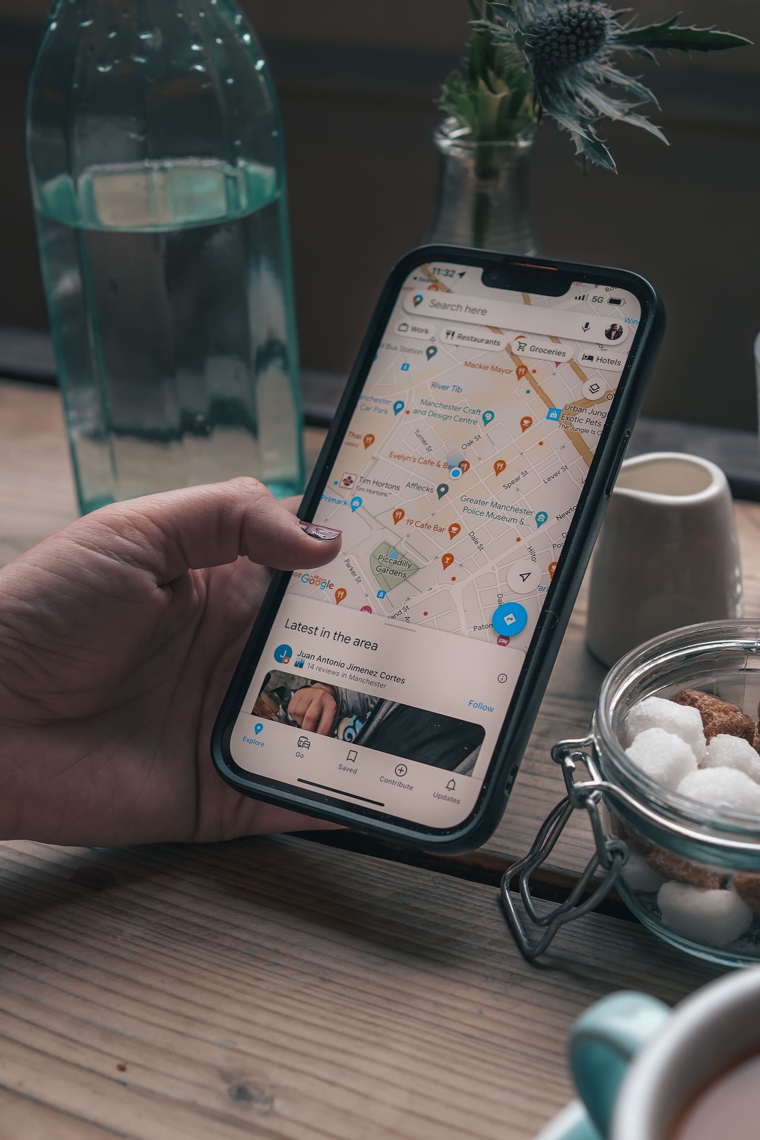 Client cherchant un professionnel sur son téléphone